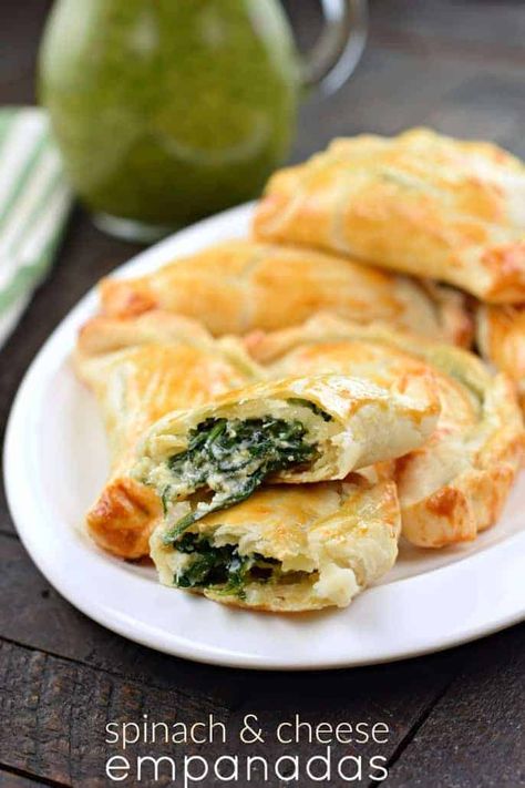 Easy Spinach and Cheese Empanadas Recipe Arabic Appetizers, Veggie Empanadas, Cheese Empanadas Recipe, Easy Empanadas Recipe, Cheese Empanadas, Store Bought Pie Crust, Empanadas Dough, Best Thanksgiving Side Dishes, Thanksgiving Side Dishes Easy