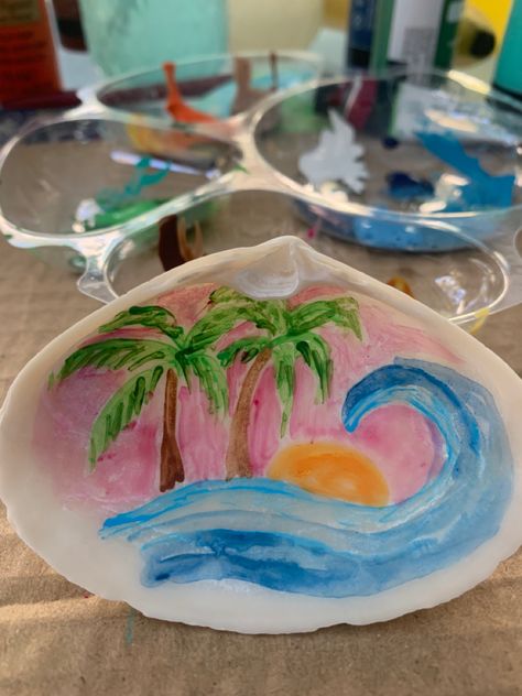 Painting Ideas On Seashells, Acrylic Seashell Paintings, Painting On A Seashell, Cute Seashell Painting Ideas, Things To Paint On Sea Shells, Drawing On Seashells, Easy Seashell Painting, She’ll Painting Ideas, Painting Sea Shells Ideas