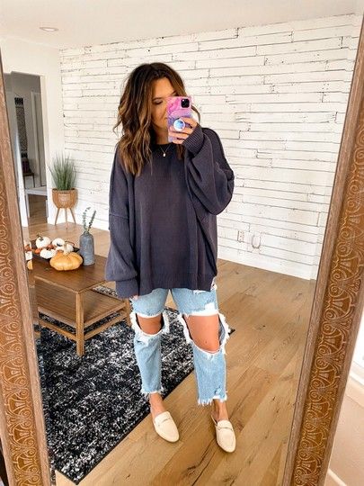 Trendy Casual Outfits Midsize, Mules With Jeans Outfits, Cute Mama Outfits, Cute Mom Fashion, Outfits With Mule Shoes, Fall Outfits With Mules, Sweater And Mom Jeans Outfit, Call Mom Outfits, Boho Outfits Jeans