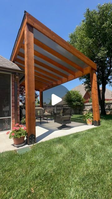 Cover Your Pergola on Instagram: "Incredible SkyPoly Pergola Patio Cover in Edmond, Oklahoma by @expresssunrooms_oklahoma !! This thing is awesome! 8x8 posts. 4x12 headers. 2x8 joists. SkyLift Roof risers.   This SkyPoly pergola is 20x16. Cedar. The stain is ready seal Natural Cedar. Tinted SkyPoly roof on top!!   #pergola #patiocover #pergoladesign #patiodesign #outdoorlivingspace #outdoorlivingroom #backyarddesign" Solid Roof Pergola, Slanted Pergola, Roofed Pergola, Skypoly Pergola, Patio Pergola Ideas, Covered Pergola Patio, Modern Pergola Designs, Edmond Oklahoma, Modern Pergola