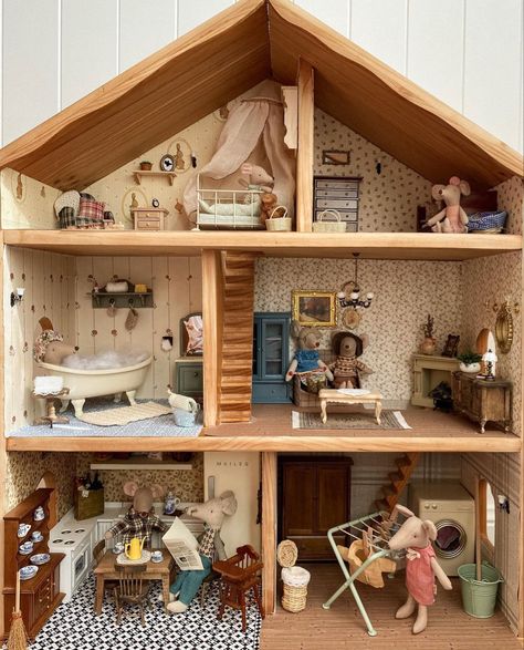 Mice Dollhouse, Homemade Dolls House, Mice Dolls, Doll House Vintage, Dollhouse Maileg, Dolls House Renovation, Maileg Mouse Dollhouse, Maileg Dolls House, Diy Dollhouse Dolls