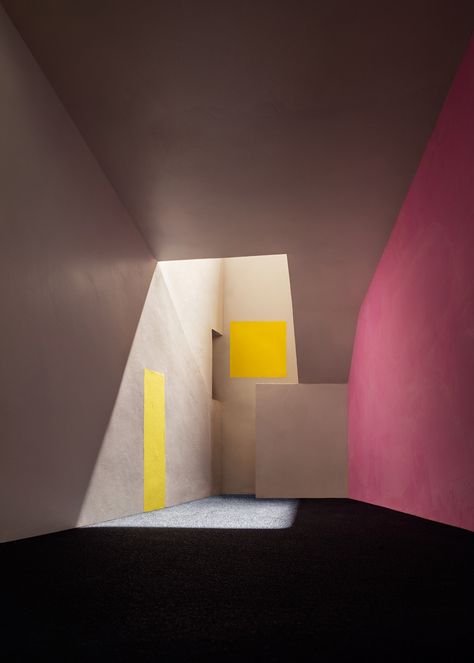 A small world: artist James Casebere captures Luis Barragán’s architecture in miniature | Wallpaper* Le Corbusier, Luis Barragan, James Casebere, Minimalistic Interior, Colour Architecture, Zaha Hadid Architects, Architecture Model, Interior Design Projects, 인테리어 디자인