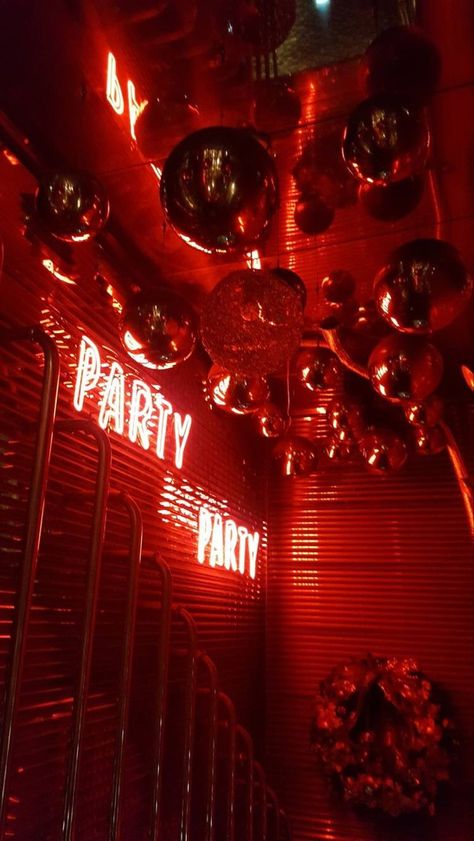 Stairway Mirror, Hastag Instagram, Deco Cinema, Party Lounge, Red Birthday Party, Neon Photography, Lounge Party, Red Neon, Red Wreath