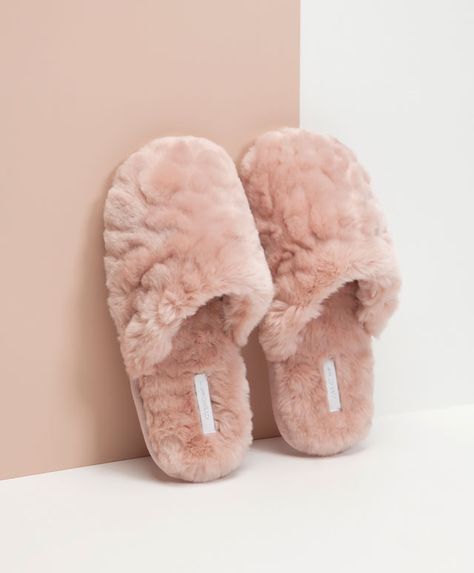 Winter slippers - OYSHO Cute Slippers, Winter Slippers, Slippers Shoes, Summer Slippers, Women Slippers, Slippers Cozy, Slipper Boots, House Slippers, Best Christmas Gifts