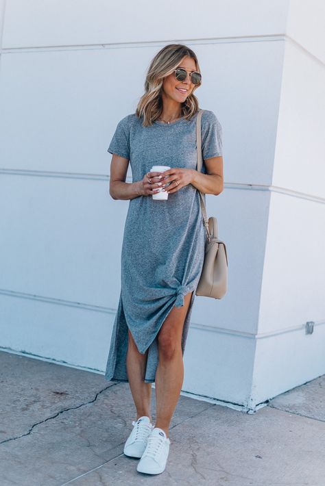 White Sneakers With Dress, White Sneakers Outfit, Grey Shirt Dress, Shirt Dress Outfit, White Tennis Shoes, Mode Casual, Sneakers Outfit, Tee Dress, Outfits Casuales