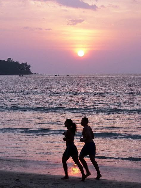 Running Books, Couple Running, Marathon Training Plan, Running On The Beach, Aesthetic Couple, Sports Aesthetic, Half Marathon Training, Morning Running, Sunrise Beach