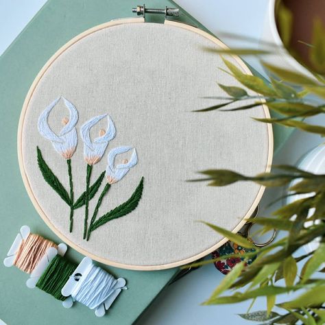 Calla Lily Embroidery Pattern, Calla Lily Embroidery, Embroidered Lily, Lily Embroidery, Hoop Crafts, Modern Hand Embroidery, Lily Ring, Embroidered Converse, Embroidery Hoop Crafts