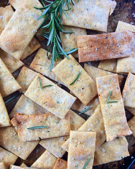 Rosemary Crackers, Cracker Flavors, Olive Oil Crackers, Sourdough Crackers, Rosemary Sea Salt, Rosemary Olive Oil, Recipe Using Sourdough Starter, Salt Crackers, Sourdough Starter Discard Recipe