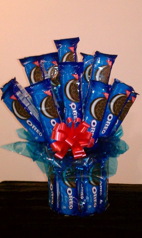 I made this Oreo Cookie Bouquet for Boss's Day! Oreo Bouquet Diy, Oreo Gift Ideas Diy, Oreo Bouquet, Snack Tart, Chocolate Packing, Chocolate Craft, Candy Arrangements, Candy Bouquet Diy, Diy Graduation Gifts