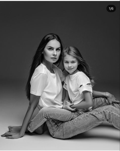 Cool Mom And Daughter Photos, Mother Daughter Fotoshoot Ideas, Mommy And Me Photo Outfits, Editorial Mommy And Me Photoshoot, Mom And Daughter Shoot Ideas, Mommy And Me Jeans Photo Shoot, Mother Daughter Studio Shoot, Daughters And Mom Photoshoot, Daughter Mother Photoshoot