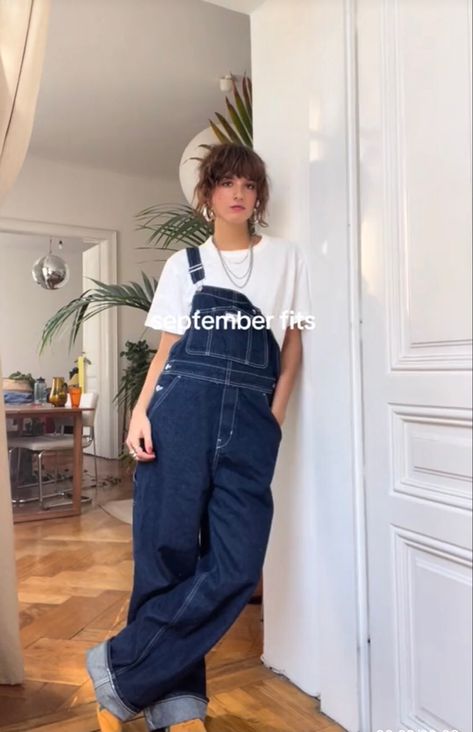 Chic Overalls Outfits, Outfit Salopette Jeans, Styling Dungarees, Cute Dungaree Outfits, Outfit Salopette, Dungarees Outfit Aesthetic, Long Overalls Outfit, Fall Overall Outfits, How To Style Dungarees