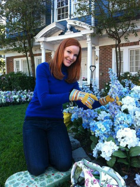 Desperate Housewives:Marcia, gardening on the lane Desperate Housewives Cast, Desperate Housewives Bree, Marcia Cross, Bree Van De Kamp, Felicity Huffman, Julia Berolzheimer, Domestic Goddess, Desperate Housewives, Eva Longoria