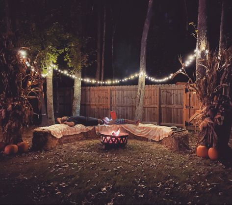 Hay Bales Around Fire Pit, Fire Pit Hay Bales, Hay Bale Fire Pit, Bonfire Ideas Backyard Diy, Cookout Decorating Ideas, Fall Wedding Bonfire, Garden Party Autumn, Outdoor Harvest Party, Bombfire Party Ideas