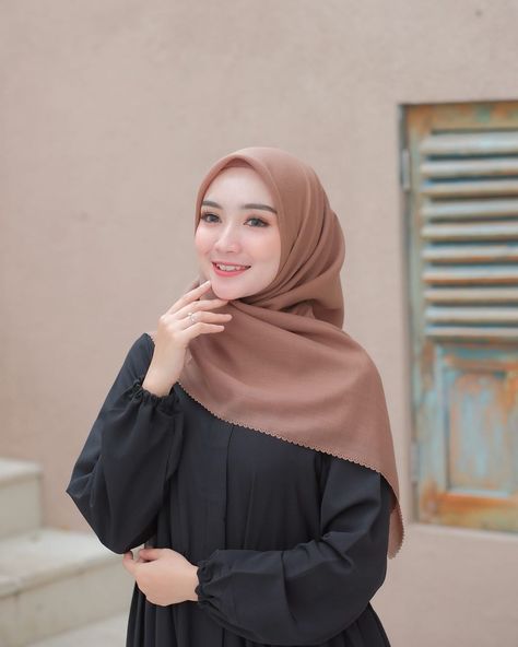 Dark Academia Aesthetic Fashion Women, Dark Academia Aesthetic Fashion, Bella Square, Model Hijab, Outfit Korean Style, Outfit Korean, Photoshoot Studio, Model Poses Photography, Cute Selfies Poses