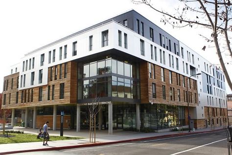 UC Berkeley's Maximino Martinez Commons dorm, which features a facade emphasizing teak slats and bands of tall aluminum     www.sfgate.com/bayarea/place/article/UC-Berkeley-s-colorful-new-dorm-4109399.php College Dorm Building Exterior, Dorm Building Exterior, Dormitory Building, Strange Architecture, Villa Exterior Design, College Architecture, University Dorms, Cal Bears, Student Apartment