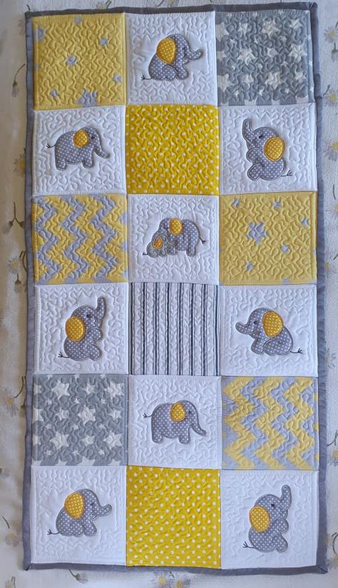 Elephant Quilts Pattern, Quilts Designs, Crib Quilt Pattern, Animal Baby Quilt, Colchas Quilting, Panel Quilt Patterns, Baby Crib Quilt, Designs By Juju, Elephant Quilt