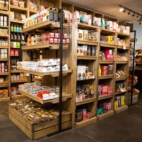 Rustic Displays for Grocery Stores and farm shops. Minimalist Grocery Store, Small Grocery Store Design Interior, Grocery Store Display Ideas, Organic Store Design, Unique Grocery Store, Corner Store Aesthetic, Small Shop Layout, Small Grocery Store Design, Farm Shop Ideas