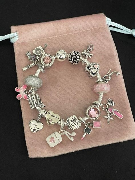 Templat Kotak, Pandora Bracelet Charms Ideas, Girly Bracelets, Pandora Bracelet Designs, Drømme Liv, Pandora Armband, Gelang Manik-manik, Bracelet Pandora, Wrist Jewelry