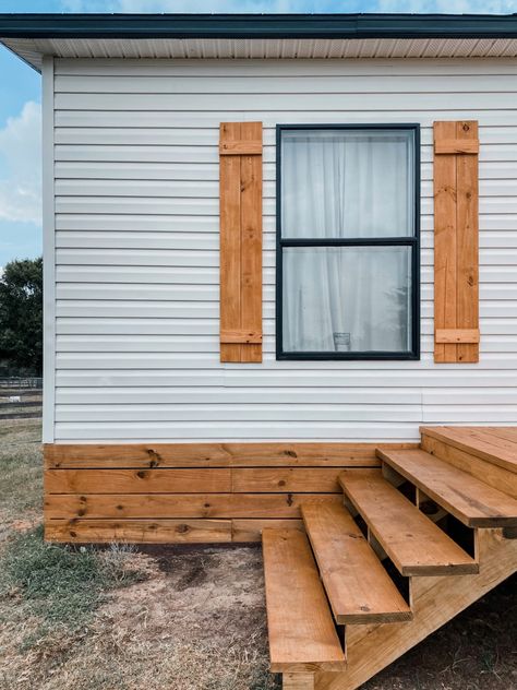 Mobile Home Skirting Options That Look Amazing Mobile Home Upgrades, Wood Skirting, Mobile Home Redo, Skirting Ideas, House Skirting, Home Skirting, Mobile Home Skirting, Mobile Home Repair, Mobile Home Exteriors