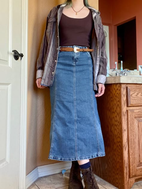 Modest Artsy Outfits, Dark Denim Midi Skirt Outfit, Modest 2000s Fashion, Mid Jean Skirt Outfits, Denim Midi Skirt Outfit Fall, Jean Skirt Outfits Long, Denim Skirt Fall Outfits, Denim Skirt Winter Outfit, Long Cargo Skirt Outfit