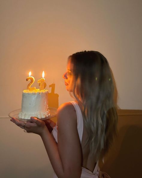 Birthday Photoshoot Professional, Simple Birthday Picture Ideas At Home, Cake Birthday Pictures, Birthday Posing Ideas, Photo Poses Birthday, Birthday Ig Post Ideas Aesthetic, 21 Birthday Picture Ideas, 21st Bday Pics, Birthday Picture With Cake