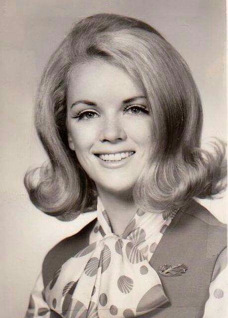 Flip hairstyle #vintage 60's Hairstyles, Marvelous Wonderettes, Hairstyles Glam, 60's Hair, 1960 Hairstyles, 60’s Hair, 60s Hairstyles, 60s Glam, Vintage Hairstyle