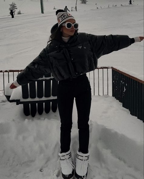 All White Ski Outfit, Nyc Winter Outfits Cold Weather Snow, Rich Winter Aesthetic, All Black Ski Outfit, Ski Aesthetic Outfits, Black Ski Outfit, Snow Outfit Ideas, Winter Outfits Dress, Skiing Aesthetic Outfits