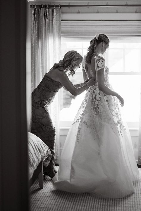 Wedding Picture Ideas Mother Daughter, Different Wedding Photo Ideas, Picture Wedding Ideas, Wedding Poses For Bride And Groom Photo Ideas Bridesmaid, Getting Wedding Ready Photos, Wedding Photo Ideas Romantic, Best Wedding Shots Photo Ideas, Groom And Sister Photo Ideas, Elegant Wedding Poses