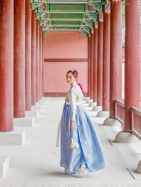 SUBSCRIBE TOURISTY IN KOREA February 19th, 2017 This will probably go down as the most touristy thing I’ve ever done in my life–walking around Gyeongbokgung Palace in a hanbok. If not for the Makeup Plus App team arranging this for us, I would’ve never ever thought of doing this. Not that I don’t like it, I just probably wouldn’t have the guts to do it. LOL. But as it turns out, I had nothing to be embarrassed about. There was actually quite a number of tourists and local girls who were in hanbo Hanbok Photoshoot, Hanbok Rental, Hanbok Aesthetic, Spring Outfits Korea, Traditional Korean Hanbok, Korea Autumn, Korean Travel, Autumn In Korea, South Korea Photography