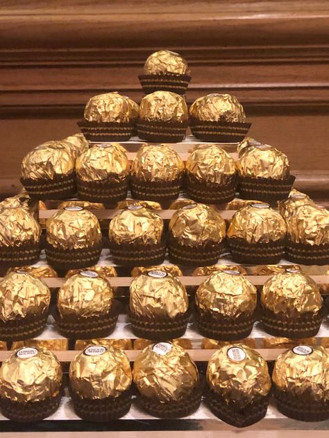 Golden Birthday Snack Ideas, Gold Snacks For Party, Gold Birthday Food Ideas, Golden Sweet Sixteen Birthday, Golden Birthday Party Games, Golden Birthday For Men, Golden Birthday Party Decorations, Brown And Gold Graduation Party Ideas, Golden Age Birthday Party Ideas