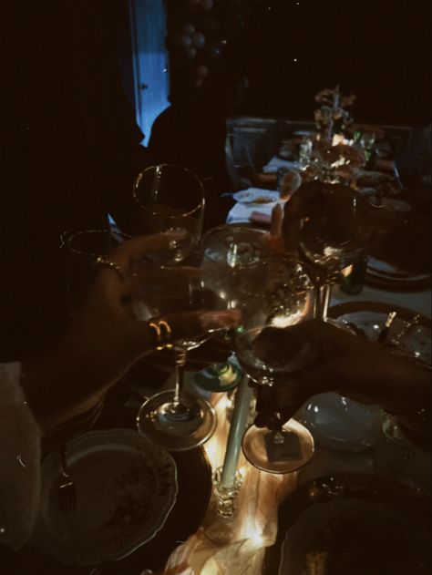 Birthday dinner party Black Woman Luxury Aesthetic, Instagram Bio Ideas Aesthetic, Bio Ideas Aesthetic, Instagram Story Ideas Creative, Instagram Story Ideas Aesthetic, Instagram Layout Ideas, Pictures For Friends, Highlight Icons Instagram, Instagram Comments