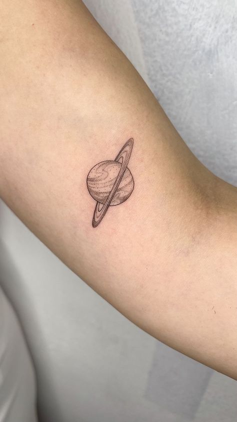 Saturno tattoo Planet Collar Bone Tattoo, 9 Tattoo, Planet Tattoo, Saturn Tattoo, Planet Tattoos, Tatuaje A Color, Modern Tattoos, Discreet Tattoos, Subtle Tattoos