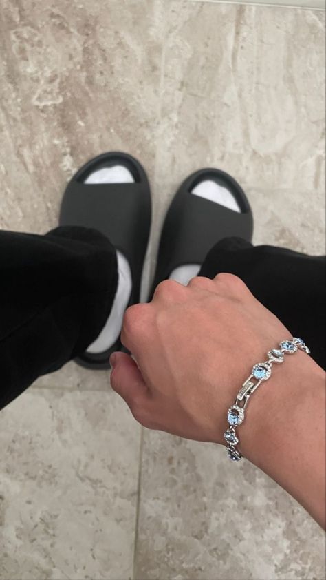 Slides Outfit Men, Boy Snap, Slides Outfit, Shoes Wallpaper, Yeezy Slides, Clean Lifestyle, Airport Look, Dope Outfits For Guys, Swag Girl Style