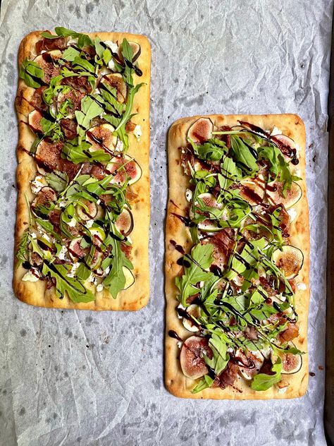 Fig and Goat Cheese Flatbread Ricotta Flatbread, Fig Flatbread, Flatbread Appetizers, Goat Cheese Flatbread, Sausage Flatbread, Pizza Recipe Easy, Flatbread Toppings, Fig And Goat Cheese, Flatbread Pizza Recipe