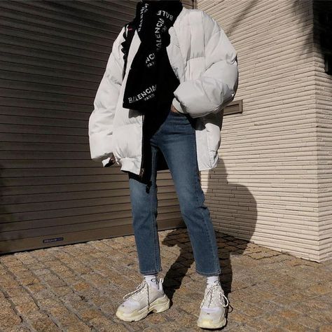 Balenciaga sneakers + white puffer jacket + 90s inspired Puffer Jacket Korean, White Puffer Jacket Outfit, White Puffer Jacket, Jacket Korean, Puffer Jacket Outfit, White Puffer, Mens Fashion Edgy, Mode Ootd, Jacket Outfit