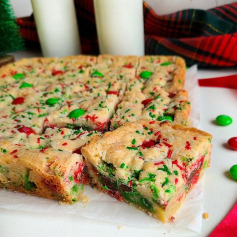 Christmas Holiday Blondies - Jessie Bakes Treats Holiday Blondies, Chocolate Orange Cookies, Holiday Baking Christmas, Dessert Bites, Christmas Sprinkles, Blondies Recipe, Baking Recipe, Christmas Sugar Cookies, Cookie Bar Recipes