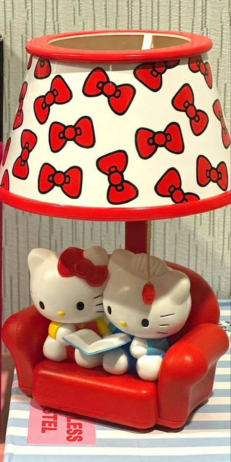 Room Ideas Aesthetic Hello Kitty, Iggybelly Aesthetic, Hello Kitty Lamp, Hello Kitty Decor, Hello Kitty Home, 헬로키티 배경화면, Hello Kitty Bedroom, Hello Kitty Room Decor, Images Hello Kitty