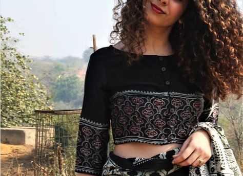 Beautiful block printed blouse. Black Printed Blouse, Long Kurta Designs, Blouses Saree, Long Blouse Designs, Cotton Blouse Design, Blouse Ideas, Long Kurta, Blouse Designs Silk, Trendy Blouses