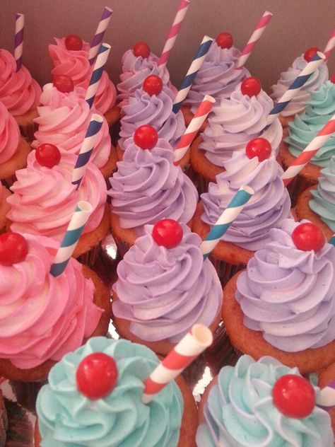 Candy Land Theme Desserts, Sweets Birthday Party Decorations, Candy Party Cupcakes, Sweet 16 Cakes Candy Theme, Candy Land Dessert Table, Candyland Dessert Table Ideas, Candyland Themed Cupcakes, Candy Theme Cupcakes Ideas, Candy Land Theme Cupcakes