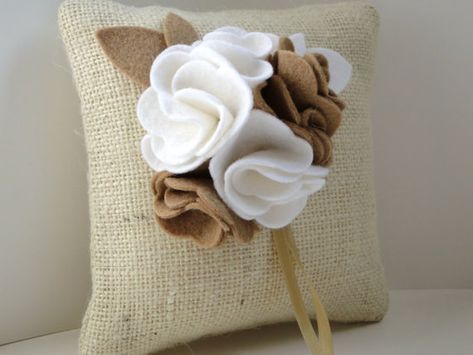 love the white Felt Flower Wedding, Creative Pillows, Felt Pillow, Pillow Inspiration, Pillow Crafts, Ring Pillows, Ring Pillow Wedding, Cushion Cover Designs, Burlap Crafts