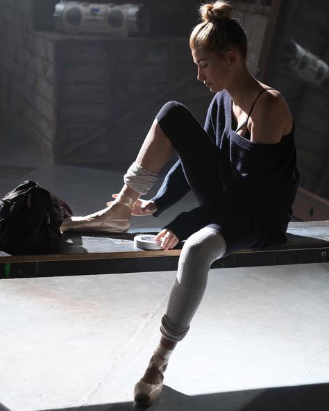 Dance Class Outfit, Ballet Inspired Fashion, Class Outfits, Dance Gear, Ballerina Outfit, Hailey Baldwin Style, Class Outfit, Ballerina Style, Dancers Outfit