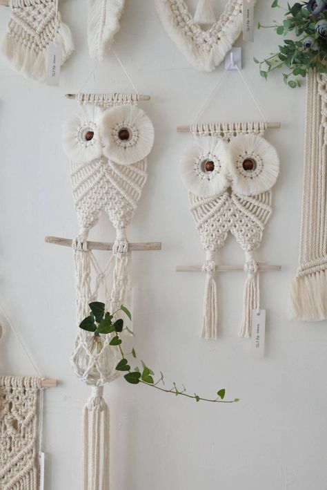 Simpul Makrame, Art Macramé, Owl Wall Hanging, Macrame Owl, Macrame Wall Hanging Diy, Baby Room Art, Owl Decor, Macrame Patterns Tutorials, Macrame Wall Art