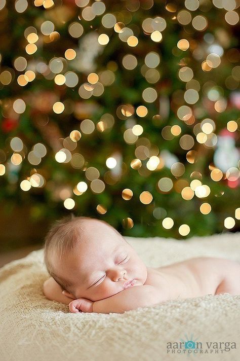 And this one who just wants to catch a few z’s: | 29 Babies Who Totally Nailed Their First Christmas Photo Shoot Photo Bb, Foto Newborn, Baby Christmas Photos, First Christmas Photos, Newborn Christmas, Baby Poses, Foto Baby, Foto Tips, Newborn Shoot