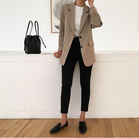 Black Linen Blazer Outfit Women, Boxy Blazer Outfit, Intern Outfit, Linen Blazer Outfit Women, Linen Blazer Outfit, Tomboy Girls, Chic Minimalista, Boxy Blazer, Outfit Office