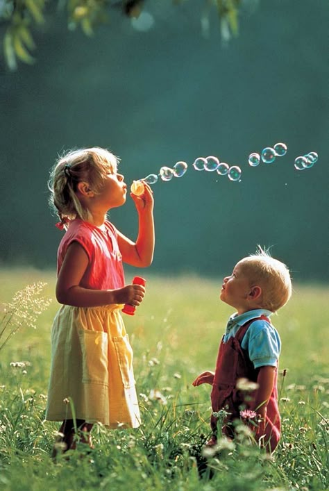 Sibling Photo Shoots, Sibling Photography, Sibling Photos, Toddler Photos, Toddler Photography, Summer Photoshoot, Foto Baby, Blowing Bubbles, Kids Photoshoot