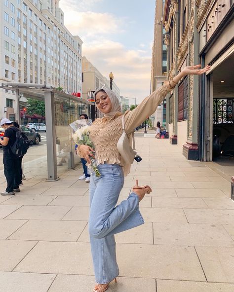 Poses In Wide Leg Pants, Hijab Outfit With Jeans, Cream Top And Jeans Outfit, Hijab With Jeans, Hijab Fashion Jeans, Muslim Jeans Outfits, Ootd Beige Hijab, Wide Leg Jeans Outfit Modest, Jeans Hijab