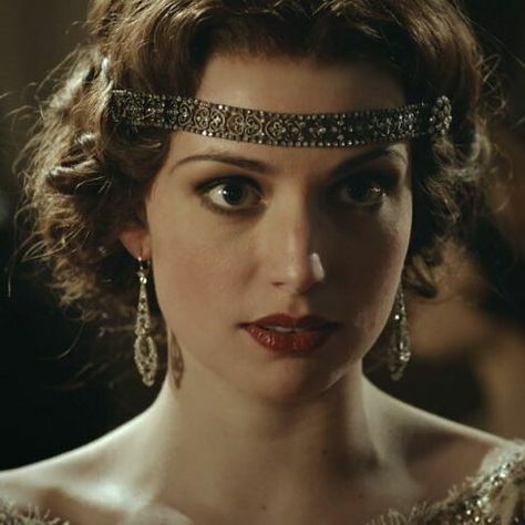 Tatiana | Peaky Blinders                                                       … Gaite Jansen, Peaky Blinders Hair, Retro Makeup Looks, Peaky Blinders Series, 1820s Fashion, Blind Girl, 1920s Hair, Retro Makeup, Cillian Murphy