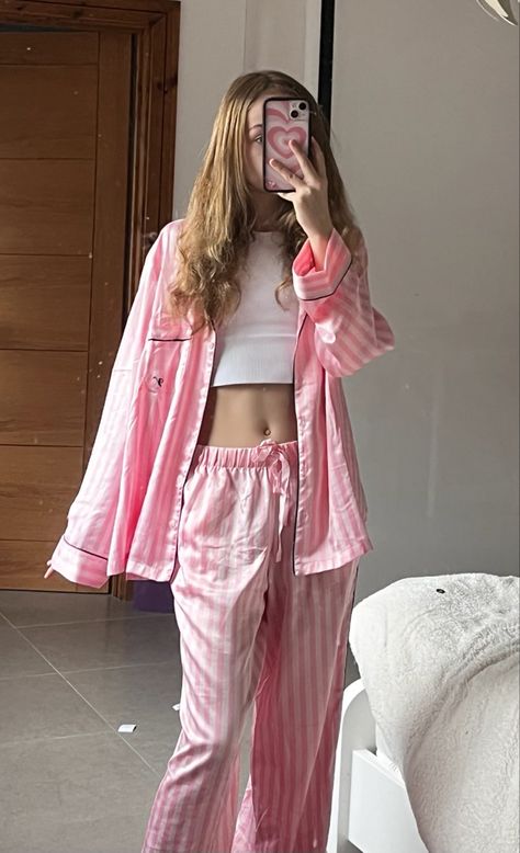 Cute Pyjamas Aestethic, Pink Pjamamas, Aesthetic Pijamas, Baddie Pajamas, Pajama Aesthetic, Room Baddie, Pijama Outfit, Bedroom Baddie, Apartment Rooms