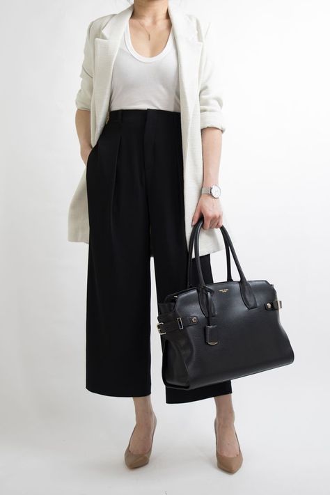 Culottes Outfit Work, How To Wear Culottes, Fashion For Work, Culottes Outfit, Culotte Style, Work Outfit Inspiration, Work Outfit Ideas, Business Professional Outfits, Outfit Essentials