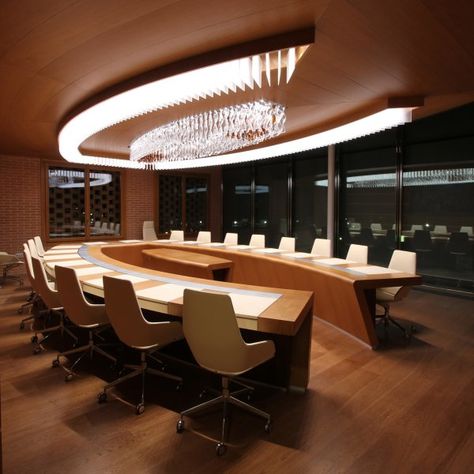 Who wouldn't enjoy having meetings in a boardroom with this #lighting? Executive Office Design, Conference Room Design, Ceo Office, Meeting Room Design, Modern Office Interiors, Office Meeting Room, Corporate Office Design, Modern Office Design, Boardroom Table